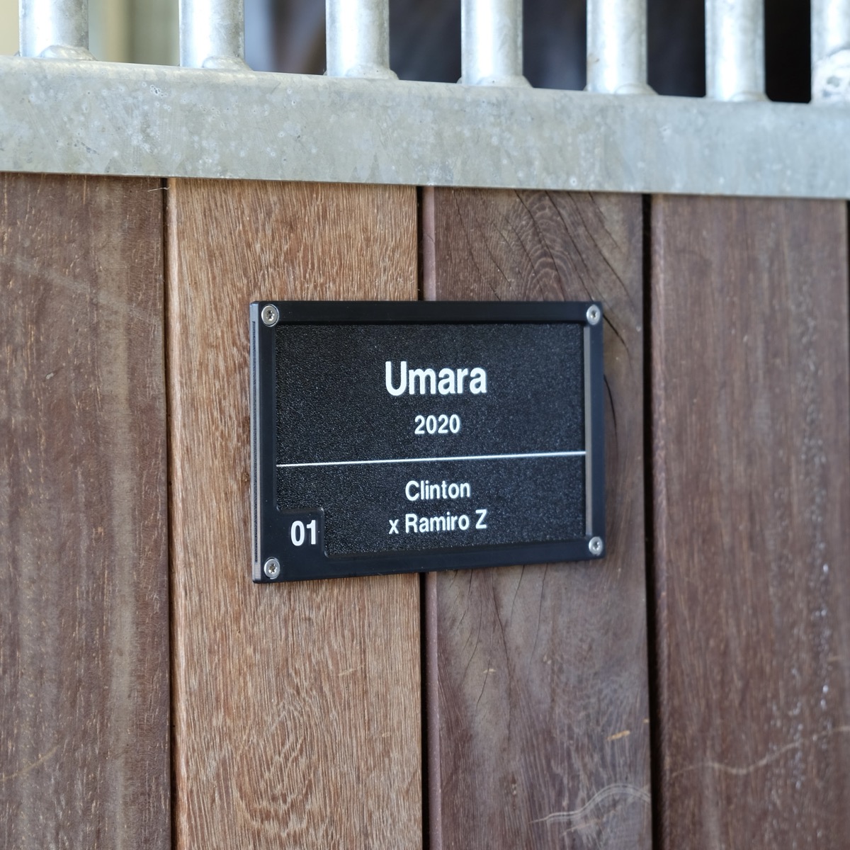 Boxenschild im Rahmen an der Boxentür